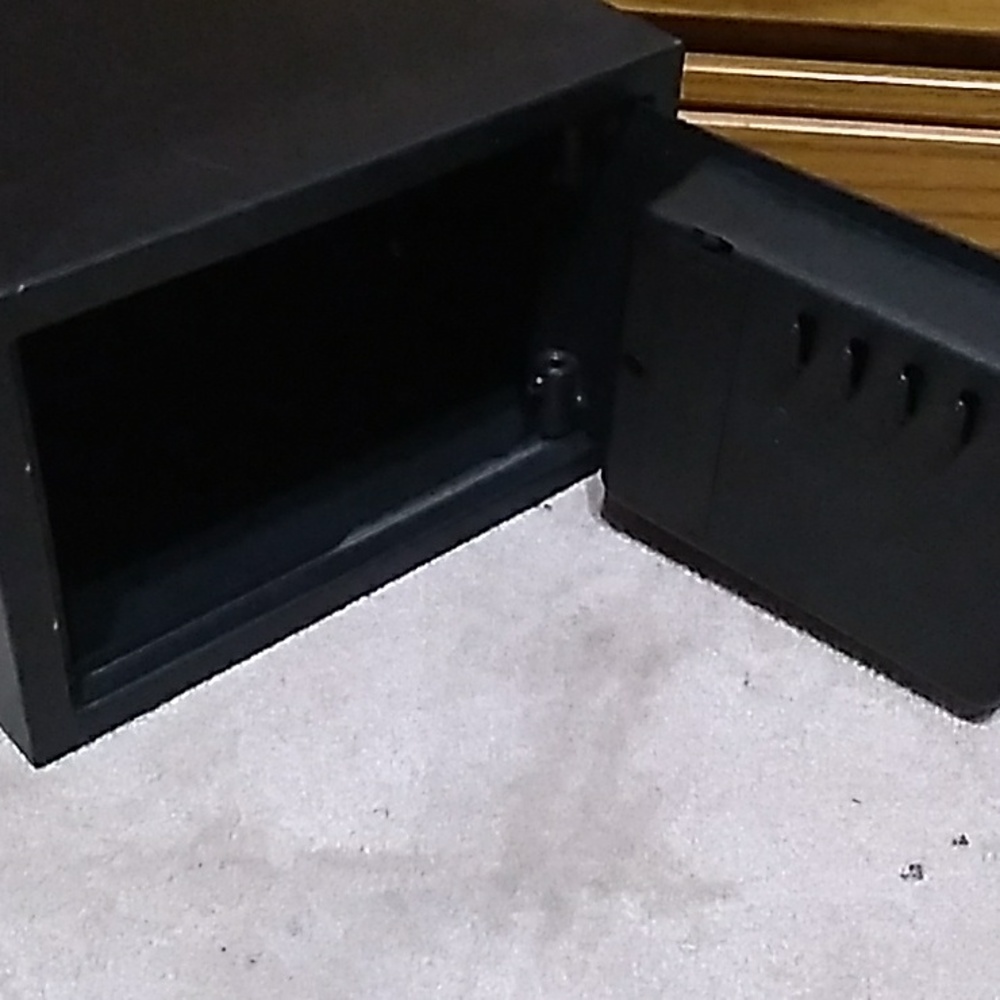 Safe - Picture 2 of 4